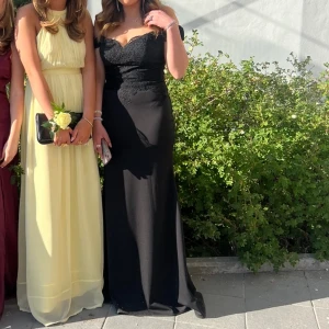 Gul balklänning - Super fin gul balklänning med öppen rygg. Den är nedsyd för att bli lite längre. Skriv för fler bilder 