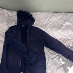 Polo Ralph Lauren zip hoodie - 7/10 skick. Lite solblekt men syns inte så mycket. Nypris: 1200 Barnstorlek XL / 170 Pris kan diskuteras!