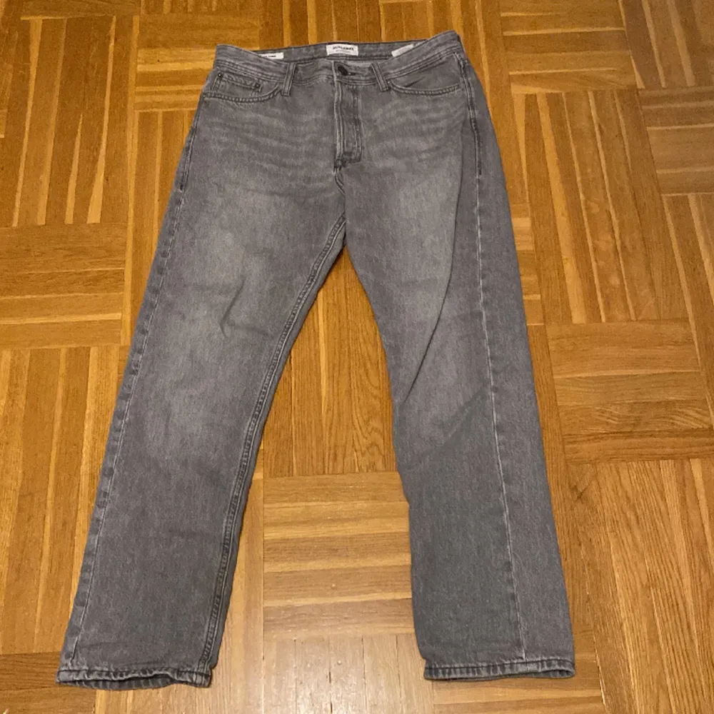 Ett par snygga Jack and Jones jeans i grå dom är loose i passform väldigt sköna . Jeans & Byxor.