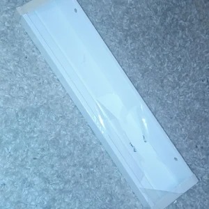 En helt oanvänd hylla,  - En hylla från ikea 