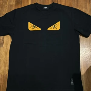 Fendi T shirt  - Helt ny oandvänd Fendi T-shirt riktigt fräsch o fin till sommaren   Priset kan diskuteras vid snabb affär 💰💰