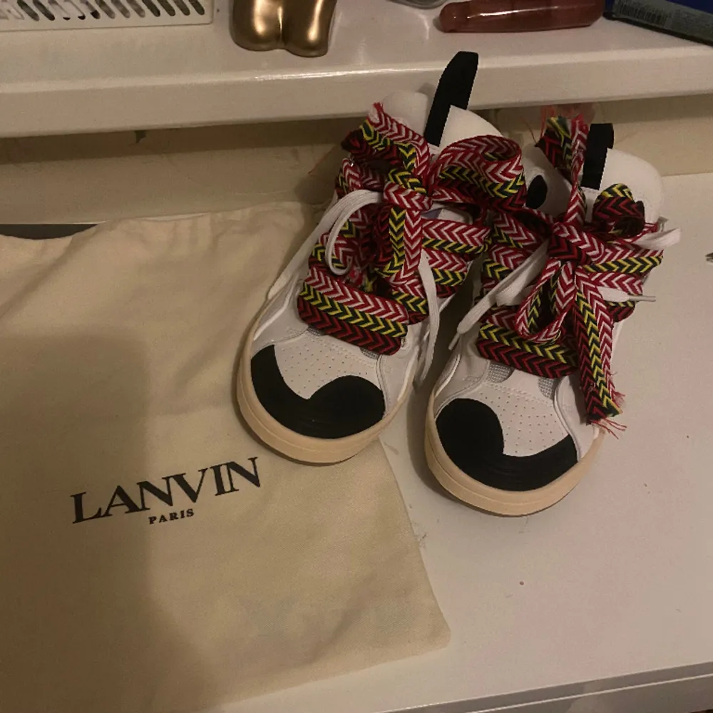 Unika skor ifrån Lanvin, så coola 🔥2500kr+frakt🙌Skriv gärna om ni har fler frågor . Skor.