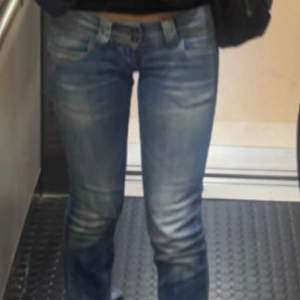 säljer mina super snygga jätte lågmidjade pepe jeans. de är köpta för ungefär 1200kr och de är nästan helt slutsålda. midjemåttet är runt 16cm rakt över och innerbenslängden är 31cm