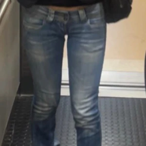 pepe jeans  - säljer mina super snygga jätte lågmidjade pepe jeans. de är köpta för ungefär 1200kr och de är nästan helt slutsålda. midjemåttet är runt 16cm rakt över och innerbenslängden är 31cm