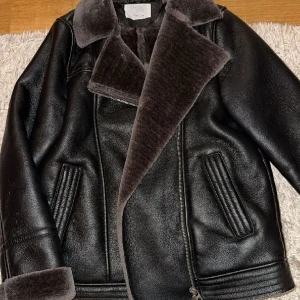 JÄTTEsnygg jacka - Skit snygg jacka från zara i storlek 11-12. Jackan har ett jättebekvämt och fluffigt material på insidan, medan utsidan är mer åt det ”skinniga” materialet. Nypris: 500. Pris kan diskuteras.