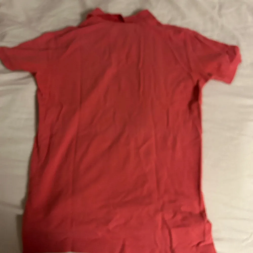 Säljer en ljus röd Ralph lauren tröja i storlek M. Bra skick. T-shirts.
