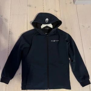 Sailracing Vindjacka - Hej! Säljer nu min sailracing vindjacka då den har blivit för liten. Den är i storlek 160 och är använd ett 20 tal gånger. Kan gå ner i pris vid snabb affär!