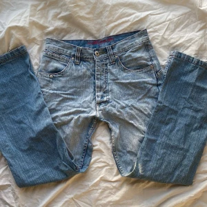 Jeans - Supersnygga mid waist raka/vida jeans. Bara att skriva om du har några frågor eller vill ha fler bilder (kan tyvärr inte skicka med dem på)🌸🌟