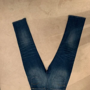 Jeans G-star - Skitsnygga jeans från märket g-star. Dem är i utmärkt skick och är i relaxed fit! Nypriset låg på cirka 1200. Skriv vid frågor eller funderingar! 