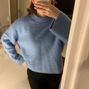 Blå stickad tröja - Säljer min blåa stickade tröja ifrån Gina då den inte rikgit var min färg. Bara använd en gång så som ny