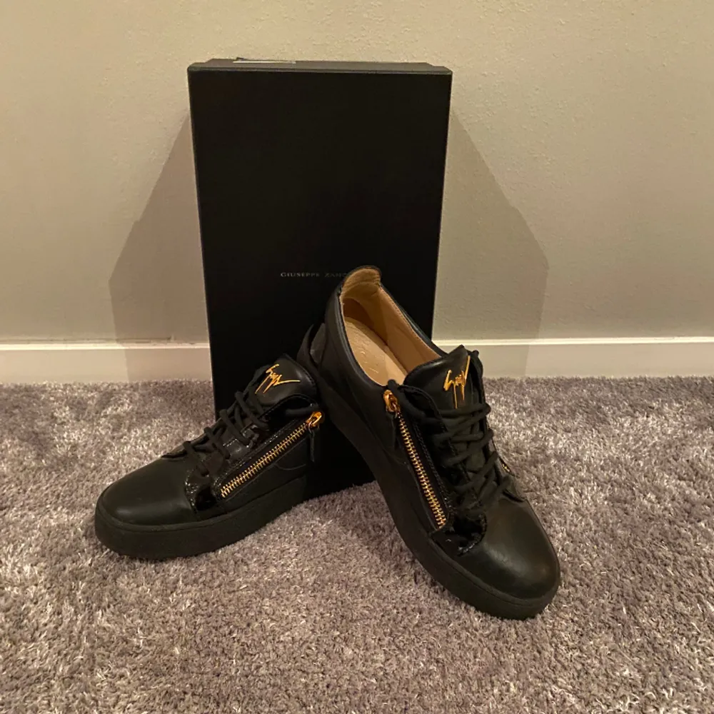 Säljer nu dessa väldigt nya Giuseppe skorna som använts bara ett fåtal gånger, skick 10/10 ny pris”6000kr” det är bara att höra av er vid frågor eller funderingar!😊. Skor.