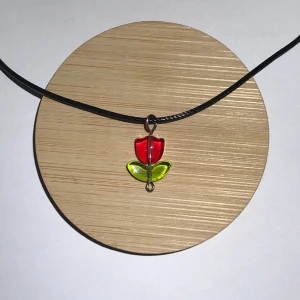 Tulpan halsband  - Tulpan-Halsband av vackra glaspärlor, finns i fler färger🌷kontakta gärna vid frågor och innan köp☺️