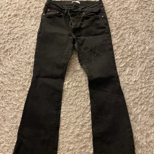svarta jeans - säljer svarta jeans från gina tricot i low waist, jätte snygga använd fåtal gånger