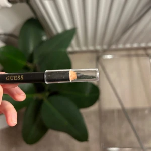 Guess eyeliner - ÄKTA guess eyeliner svart. Säljs på grund av att jag aldrig använder eyeliner. ALDRIG använd!