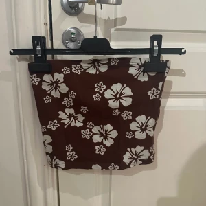 Tubtopp - Brun blommig tubtopp från hm i stl xs. Köpt i sommras och använd 2 ggr. 💕