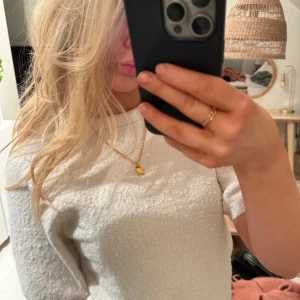 Stickad t-shirt  - Så fin vit t-shirt i grövre material!! Älskar längden på ärmarna😍 Strl S och ondast använd ett par gånger!! Skriv vid funderingar, annars använd köp nu💕