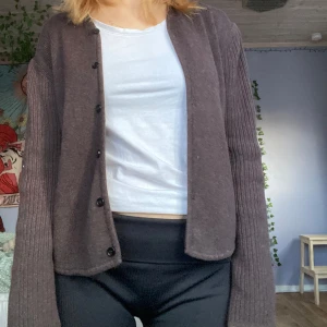 stickad kofta - Brun stickad kofta köpt secondhand. väldigt bra skick. 