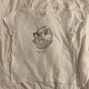 T-shirt från Brandy Melville  - Gullig T-shirt med tryck  från Brandy Melville, bra skick!