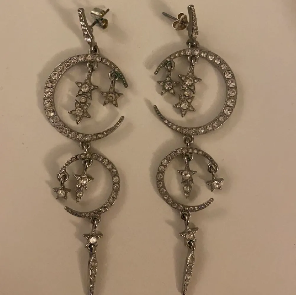 Säljer dessa super fina halvmåne silver örhängen! Knappt använda, känns inte tunga på öronen.. Accessoarer.