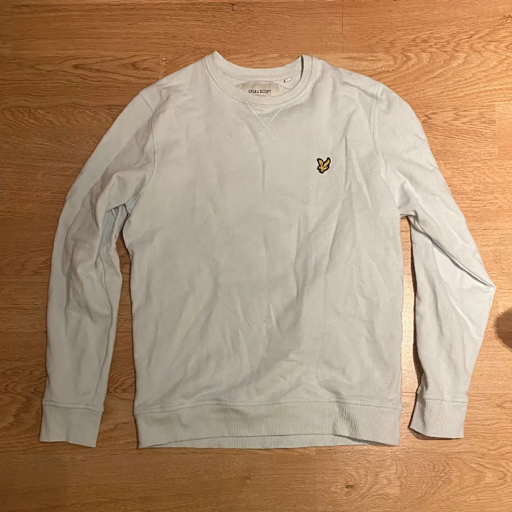 Säljer denna ljusblåa tröja från LYLE&SCOTT. Aldrig använd och i nyskick. . Tröjor & Koftor.