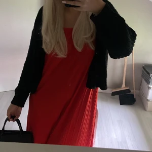 Röd långklänning  - Super fin röd långklänning som går ända ner till fötterna på mig som är 169❣️