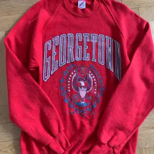 Säljer en fet Vintage Georgetown college tröja från 1987. Made in USA 🇺🇸. Skicka för fler bilder eller mått, priset är diskuterbart. Skick 6/10 
