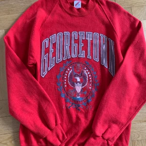 Vintage Georgetown sweatshirt - Säljer en fet Vintage Georgetown college tröja från 1987. Made in USA 🇺🇸. Skicka för fler bilder eller mått, priset är diskuterbart. Skick 6/10 