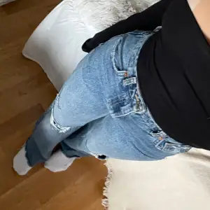 Baggy jeans med slitage 