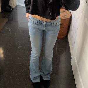 Supersnygga lågmidjade jeans. Skriv för mått och Lägg bud❣️Köp direkt för 450💗(Säljer även lika i svart)