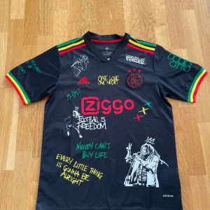 Ajax X Bob Marley - Säljer min Ajax tröja med Bob Marley tryck. Den är oanvänd och har ett mycket bra material. Skriv vid funderingar och fler bilder, priset går att diskutera. 