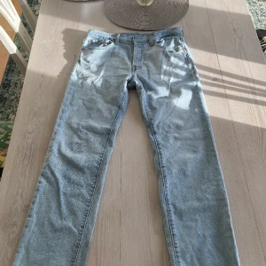 Levi’s 501 - Säljer ett par Levi’s 501. Storlek: 16 år Inga defekter, fint skick. 