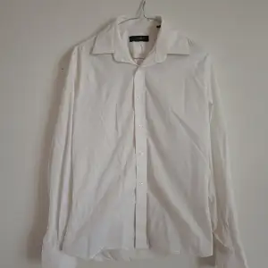 Superfin vit skjorta av märket Riley. Inga missfärgningar eller andra skavanker. Strl S