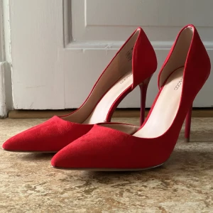 Klackskor - Röda, 11 cm klackar, ej använda! 