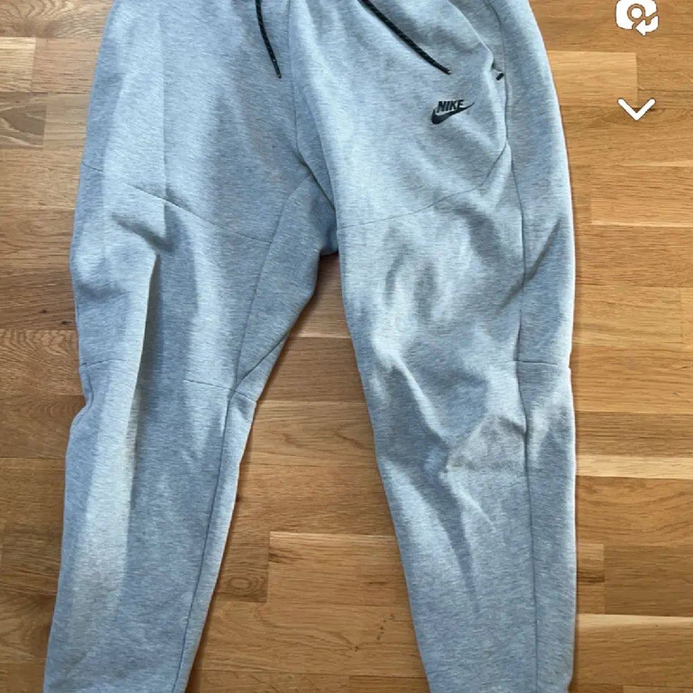 Säljer just nu mitt snygga Nike tech fleece set i gråt. Använt få staka gånger. Inget fel på tröjan. Men på byxorna är det ett ställe där sömnen har släppt. Inget man märker, ser eller tänker på.  Nypris 2000kr. Mitt pris 799kr. Hoodies.