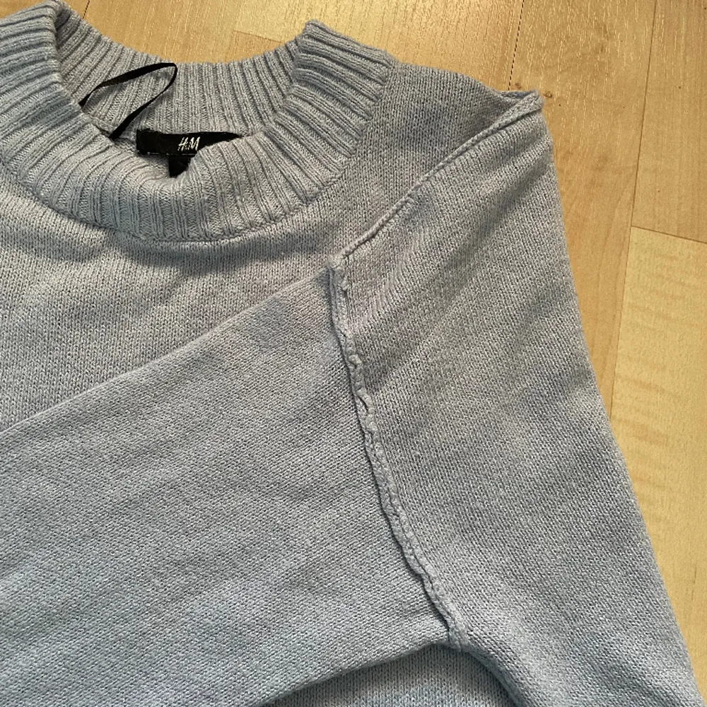 En ljusblå tröja som aldrig har kommit till användning. . Tröjor & Koftor.