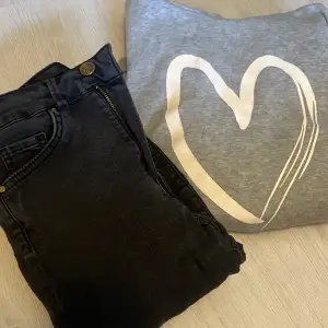 Säljer både jeans och hoodie i ett pack. Jeansen är från new daim?  Storlek xs skulle dock säga att de är mer S. Den har hål och är bootcut. Hoodie från Shein, tunn och mjuk. ( den har luva) storlek M. 100kr för båda. 