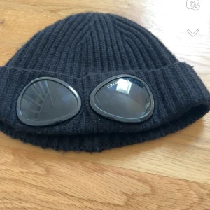 C.P Company - Säljer min C.P Company mössa för att den inte kom till användning så mycket som var planerat. Nypris 1250kr. Mitt pris 449kr