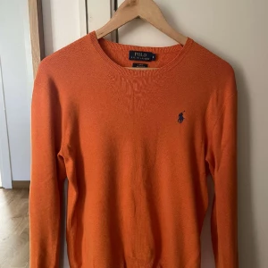 Ralph lauren tröja  - Säljer en stickad polo tröja, har inte använt så många gånger . Storlek S men passar även M