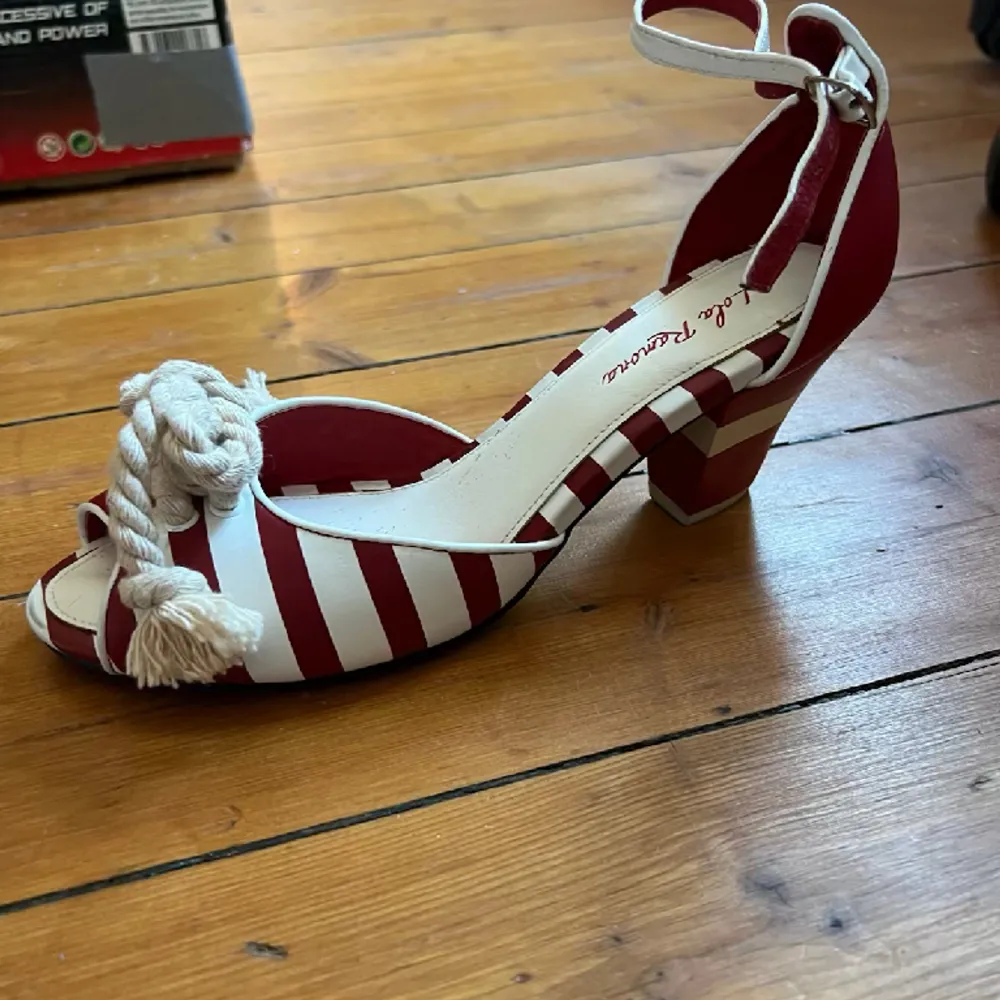 Säljer dessa Lola Ramona skor då dom aldrig kom till användning! Aldrig använda så dom är som helt nya :-). Skor.