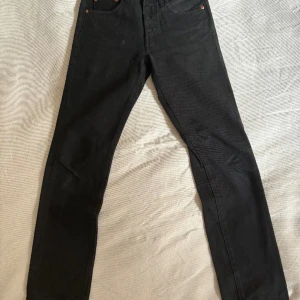 Levis 501 - Säljer 3 par för små Levis jeans i olika tvättar! Dessa svarta 501 har inga defekter och är i skick 10-10 säljer då dem blivit för små. Skriv gärna om pris, bilder eller övriga frågor!