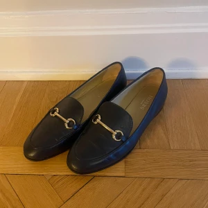 HOBBS skor - Jätte fina skor men kommer tyvärr inte till användning. Jätte fint skick och väldigt väl omhändertagna. Köpta för ungefär 1500