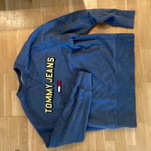 Vintage Tommy Hilfiger tröja - Tommy Hilfiger tröja, storlek M, inga skador