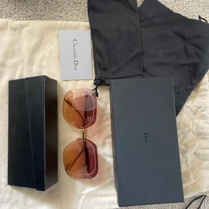 Dior solglasögon - Fint skick. Alla tillbehör.  Tveka inte att höra av dig om du har några frågor.💕