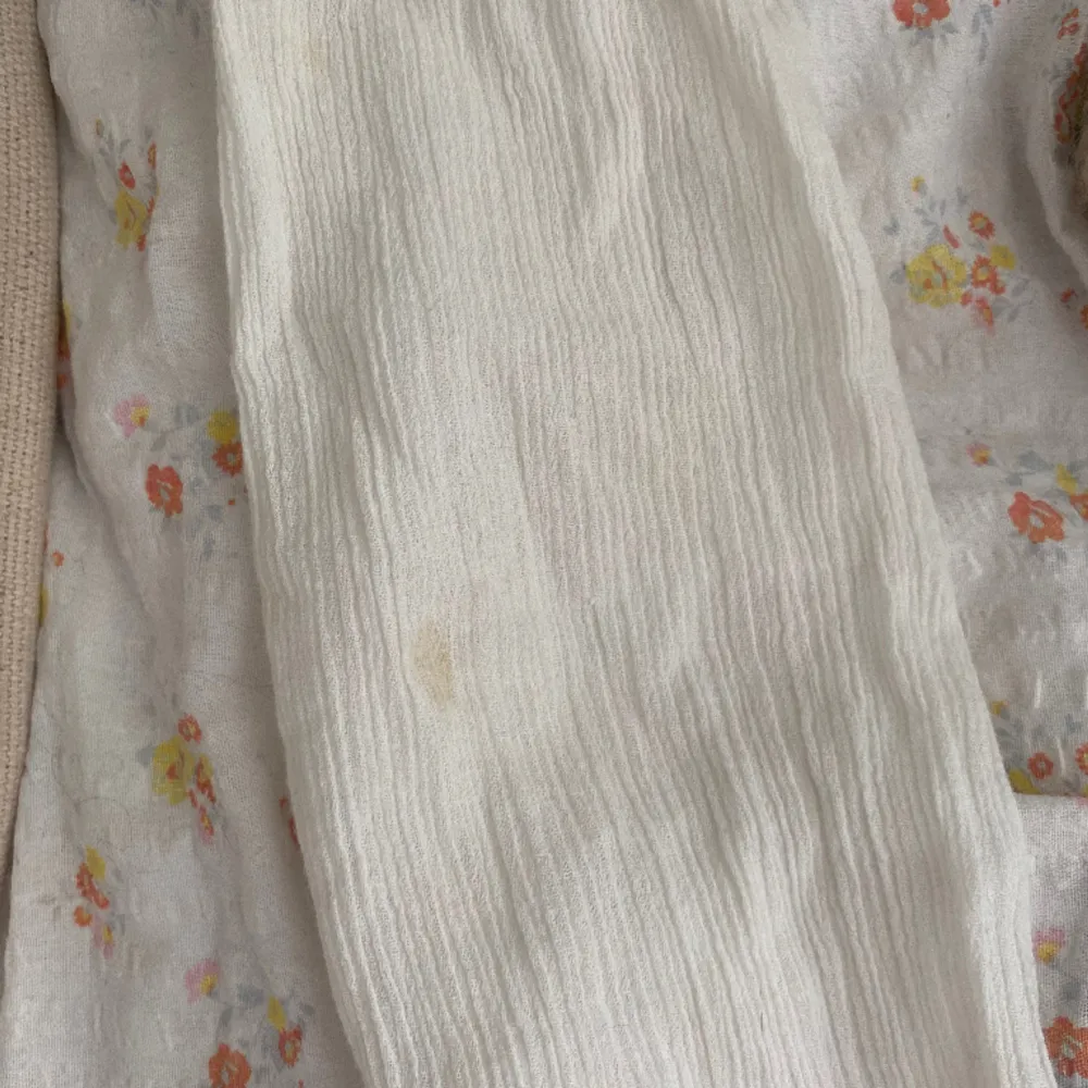 Luftig vit blus med turkosa broderier 🩵 Köpt på lindex barnavdelning i storlek 152 men skulle säga att det passar S eller xs!🌟 Det finns en liten fläck på armen av tröjan, kan tänka mig att sälja för billigare!!🤍🤍. Blusar.