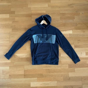 Emporio Armani hoodie storlek M - Svart emporio armani hoodie som passar runt 180cm personer med storlek M. Finns inga skador eller fläckar.