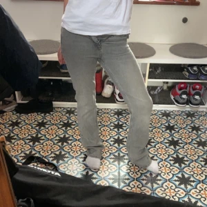 Gråa jeans💗 - Säljer dessa snygga jeans då de är för små för mig i midjan💕