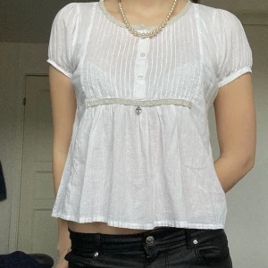 Blus - Säljer denna så fina blus! Sparsamt använd  och i gott skick. Den kommer tyvärr inte till användning längre🩷