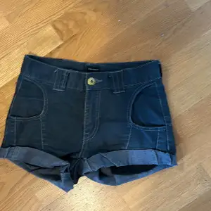 Säljer dessa shorts med fina detaljer på fickorna. 