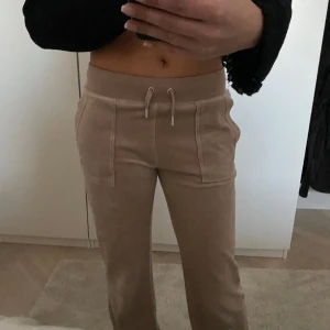 Juicy couture  - Säljer dessa super sköna och fina juicy byxor, nypris 1200kr och dem är i nytt skick knappt använda! Först till kvarn vill få bort kläderna fort! Pris går att diskutera 