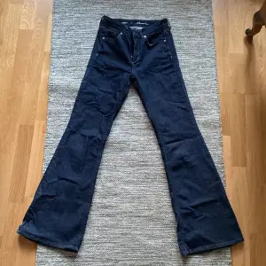 Säljer mina skit snygga low waist jeans då dom tyvärr är försmå inga defekter som nya ! 